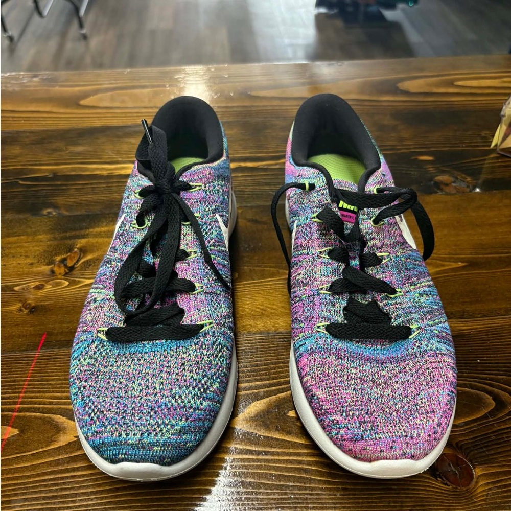 Nike Women's LunarEpic Low Flyknit Running Shoes - Picture 3 of 5